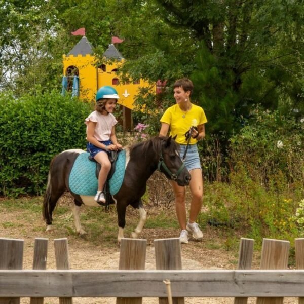 Activité balade à poney près du Camping Sandaya Carnac en Bretagne dans le Morbihan