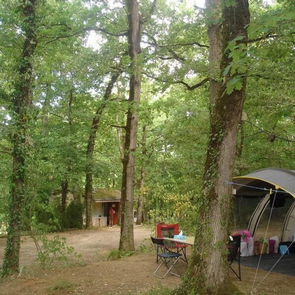 Emplacements de camping sous les arbres au Camping le Valenty dans le Lot à Soturac dans le Sud ouest France