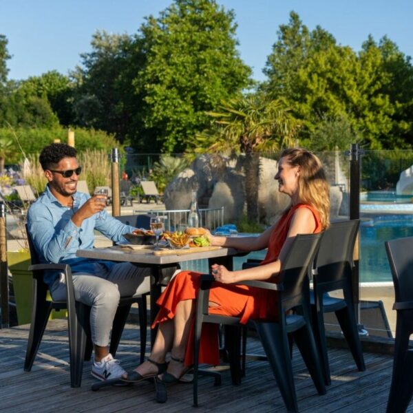 Repas en couple sur la terrasse du Camping Sandaya Carnac en Bretagne dans le Morbihan