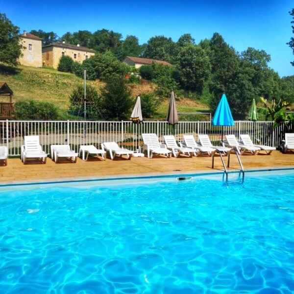 Piscine du Camping le Valenty au bord du Lot à Soturac dans le Sud ouest de la France