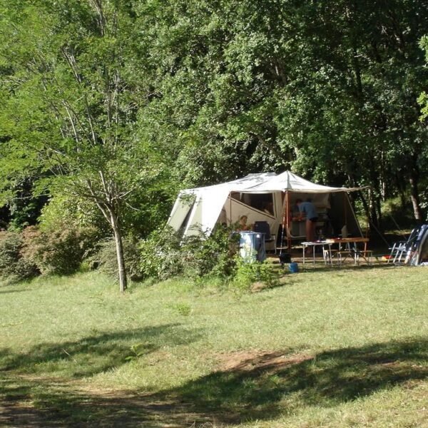 Emplacements de camping sous les arbres au Camping le Valenty dans le Lot à Soturac dans le Sud ouest France