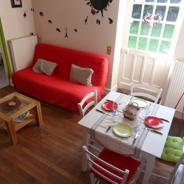 Salon avec canapé convertible dans les Gîtes La Maison d'Anna, la Maison d'Auriane, la Maison côté Marais à Bourges en Berry dans le Cher en Centre Val de Loire