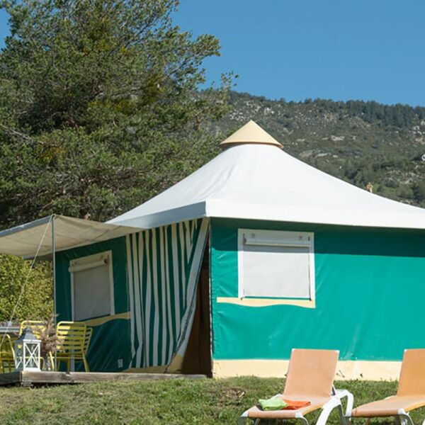 Tente aménagée trappeurs du Camping le Valenty dans le Lot à Soturac dans le Sud ouest France