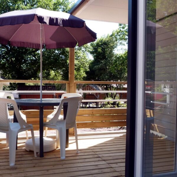 Terrasse d'un mobilhome du Camping Le Village Vert dans la Manche en Normandie à Tollevast