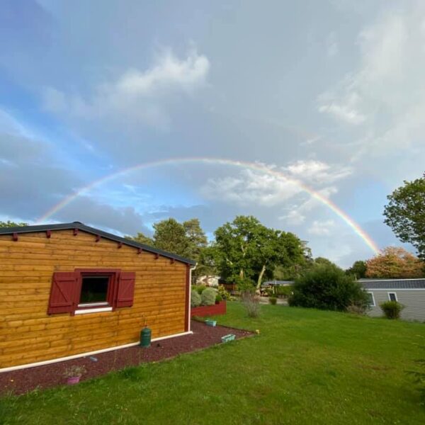 Mobil home et arc en ciel au Camping Le Village Vert dans la Manche en Normandie à Tollevast