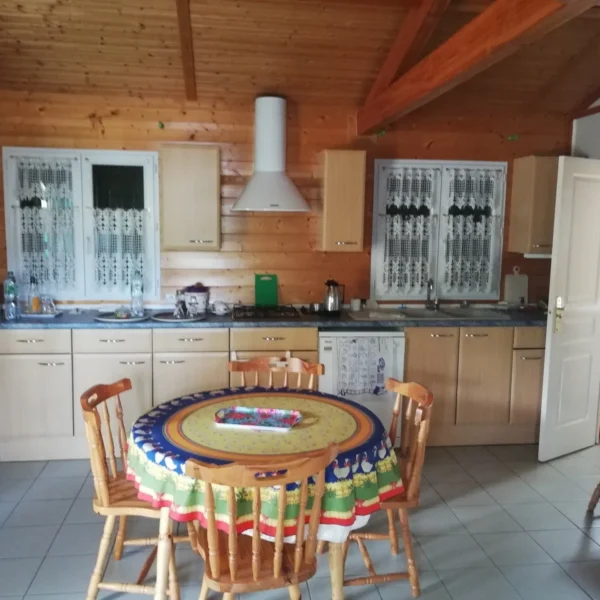 Salle à manger d'un chalet du Village de Gîtes Au Soleil de Picardie dans les Hauts-de-France à Vailly sur Aisne