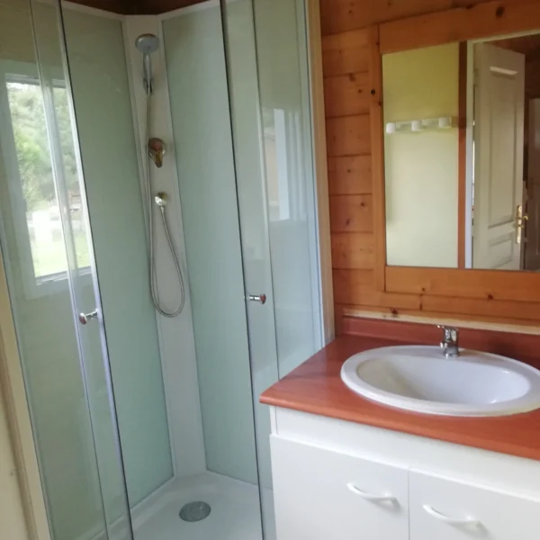 Salle de bain d'un Chalet du Village de Gîtes Au Soleil de Picardie dans les Hauts-de-France à Vailly sur Aisne