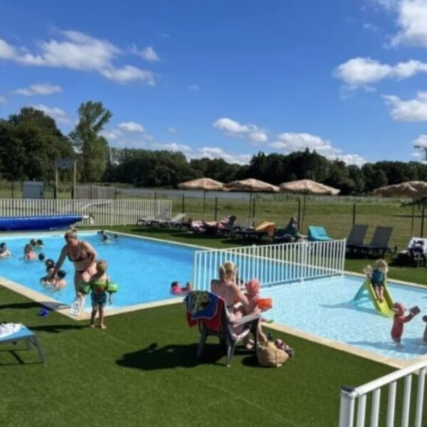 Espace Aquatique, piscine chauffée et pataugeoire du Camping des Etangs à Aubigny-sur-Nère dans le Cher en Centre Val de Loire