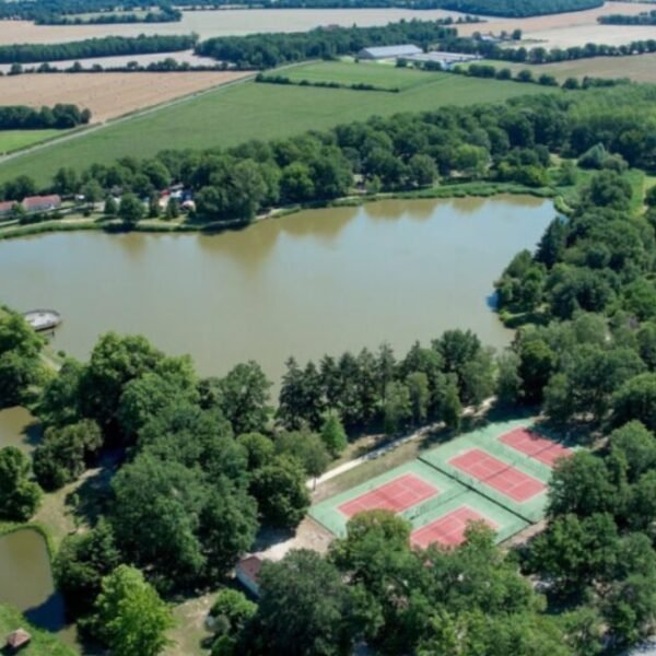 L'étang pour la pêche au Camping des Etangs à Aubigny-sur-Nère dans le Cher en Centre Val de Loire