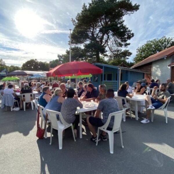 Terrasse de la pizzeria du Camping Le Village Vert dans la Manche en Normandie à Tollevast