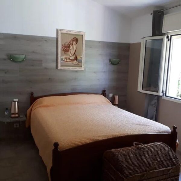 Tweepersoonskamer met bed van 160x90 in Gîtes Vetta in het zuiden van Corsica in Porto Vecchio