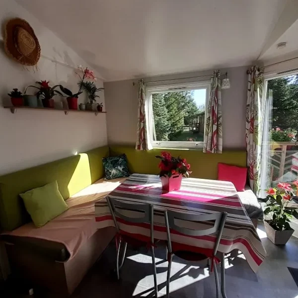 Salon d'un Chalet du Village de Gîtes Au Soleil de Picardie dans les Hauts-de-France à Vailly sur Aisne