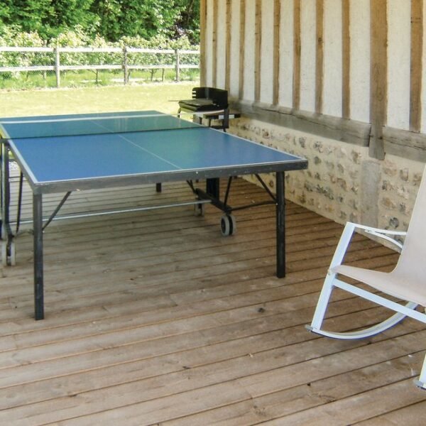 Table de ping pong sur la terrasse du Gîte Le Copain Vert en Normandie à Hattenville en Seine Maritime