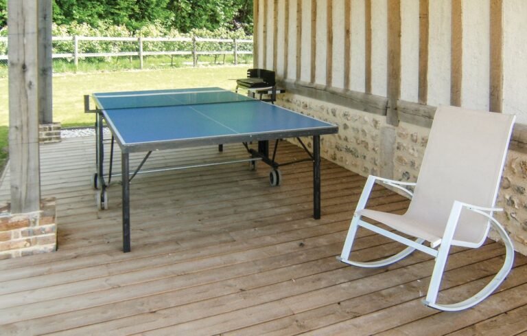 Table de ping pong sur la terrasse du Gîte Le Copain Vert en Normandie à Hattenville en Seine Maritime