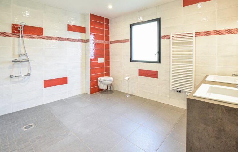 Salle d'eau PMR au Gîte Le Copain Vert en Normandie à Hattenville en Seine Maritime