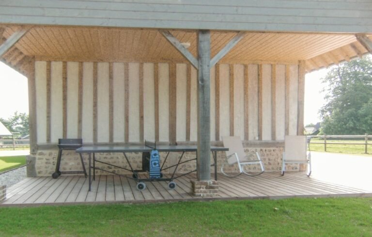Table de tennis de table dans le jardin du Gîte Le Copain Vert en Normandie à Hattenville en Seine Maritime