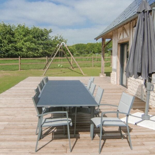 Grande terrasse et mobilier de jardin du Gîte Le Copain Vert en Normandie à Hattenville en Seine Maritime