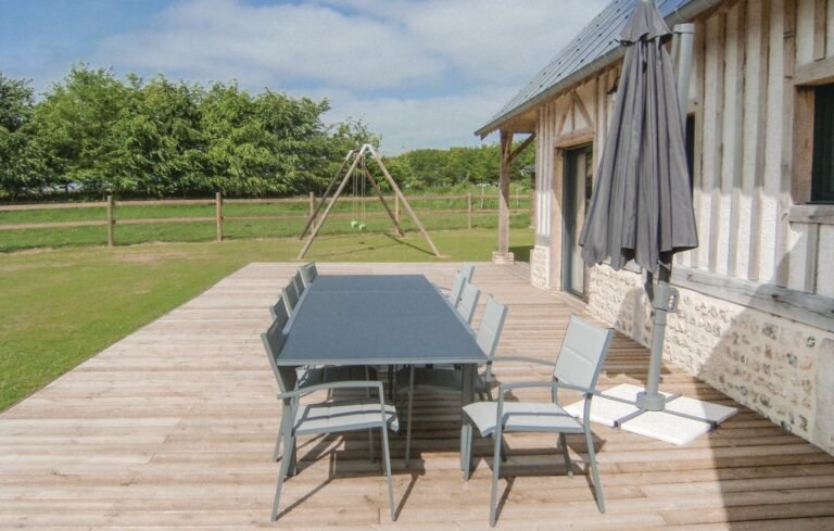 Grande terrasse et mobilier de jardin du Gîte Le Copain Vert en Normandie à Hattenville en Seine Maritime