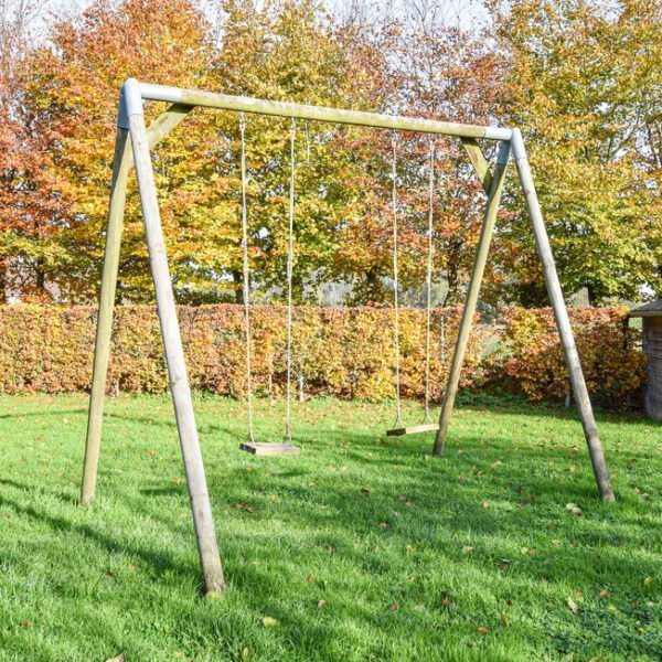 Balançoire dans le jardin clos du Gîte Pomme Cannelle en Normandie à Hattenville en Seine Maritime