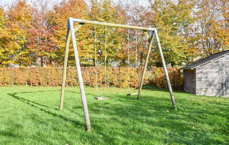 Balançoire dans le jardin clos du Gîte Pomme Cannelle en Normandie à Hattenville en Seine Maritime