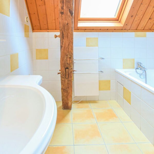 Salle de bain avec baignoire au Gîte Pomme Cannelle en Normandie à Hattenville en Seine Maritime