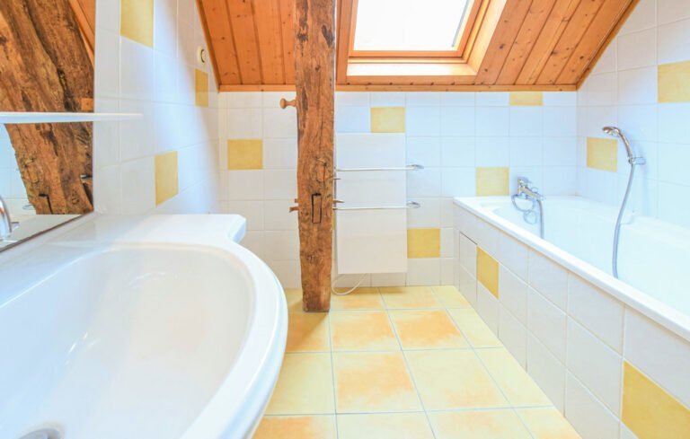 Salle de bain avec baignoire au Gîte Pomme Cannelle en Normandie à Hattenville en Seine Maritime