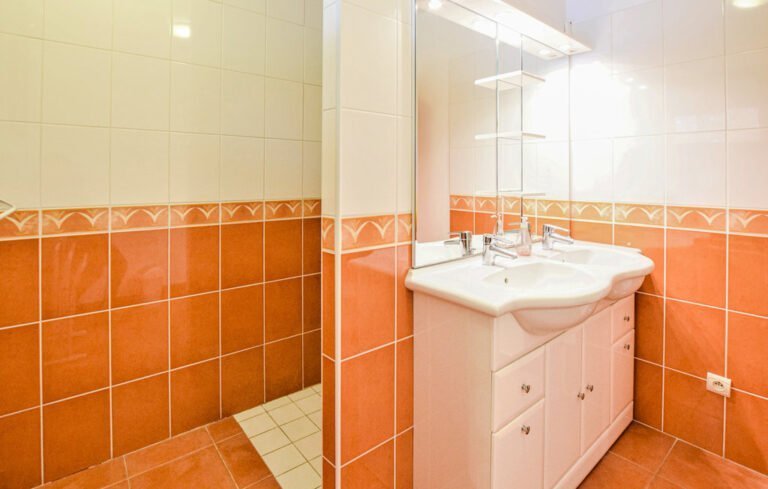 Salle d'eau avec douche italienne au Gîte Pomme Cannelle en Normandie à Hattenville en Seine Maritime