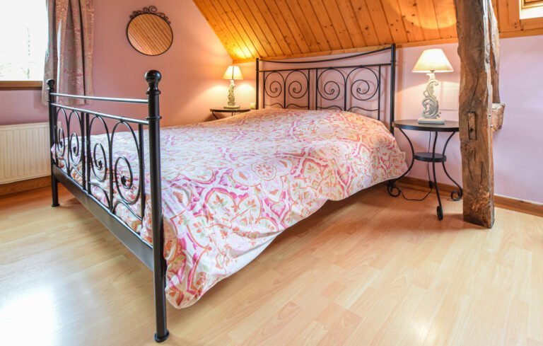 Chambre mansardée avec lit double au Gîte Pomme Cannelle en Normandie à Hattenville en Seine Maritime