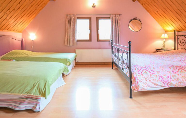 Chambre avec plusieurs lits au Gîte Pomme Cannelle en Normandie à Hattenville en Seine Maritime