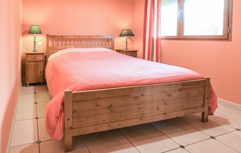 Chambre avec un grand lit au Gîte Pomme Cannelle en Normandie à Hattenville en Seine Maritime