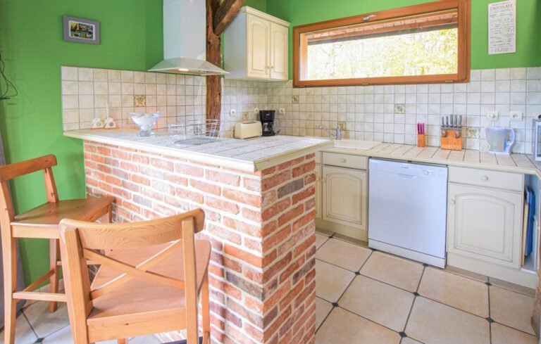 Cuisine ouverte et équipée au Gîte Pomme Cannelle en Normandie à Hattenville en Seine Maritime