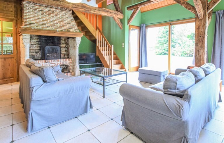 Salon avec cheminée au Gîte Pomme Cannelle en Normandie à Hattenville en Seine Maritime