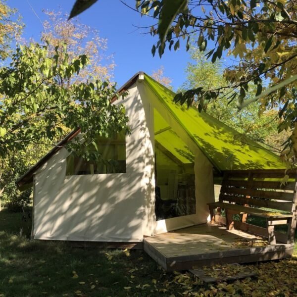 Tente aménagée au Camping Sites et Paysages LE TYLO SOLEIL à Dauphin en région PACA dans le Luberon dans les Alpes de Haute Provence