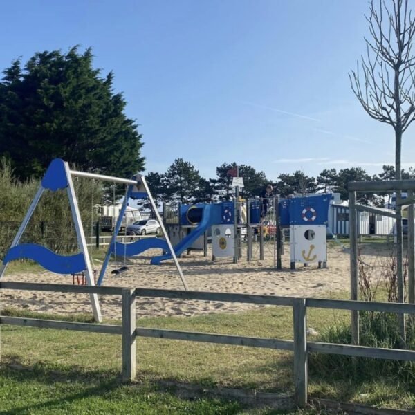 Aire de jeux enfants du Camping de la Vanlée à Bréhat en Normandie dans la Manche