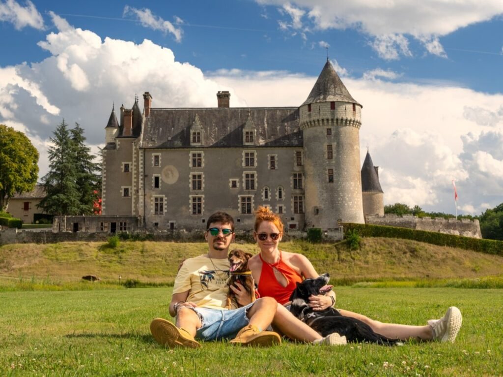 les chiens sont acceptés pour visiter le château de montpoupon dans la région des châteaux de la Loire