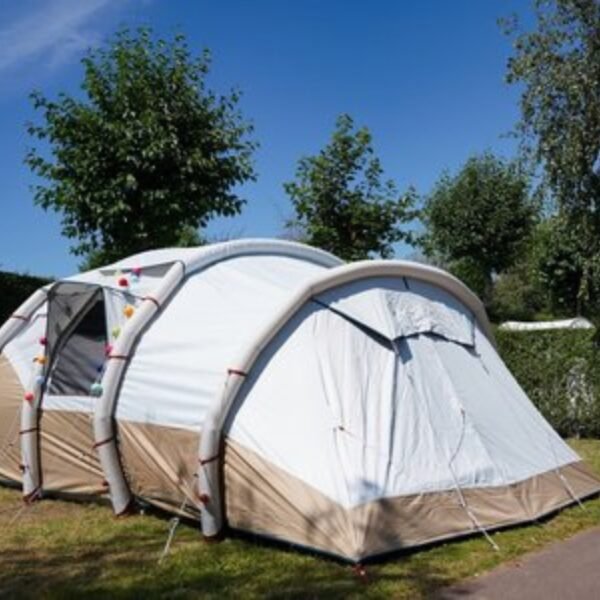 toile de tente dans le camping de la baie à la trinité sur mer