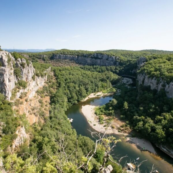 rivière en Ardèche avec forêt aux alentours