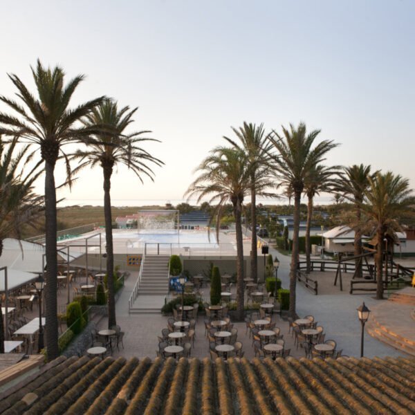 Terrasse du restaurant au bord de la piscine du Camping Castell Mar en Espagne sur la Costa Brava proche d' Empuriabrava