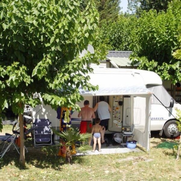 Emplacement camping car au Camping L'Oasis Palavasienne dans l' Hérault à Lattes proche de Palavas les Flots en Occitanie