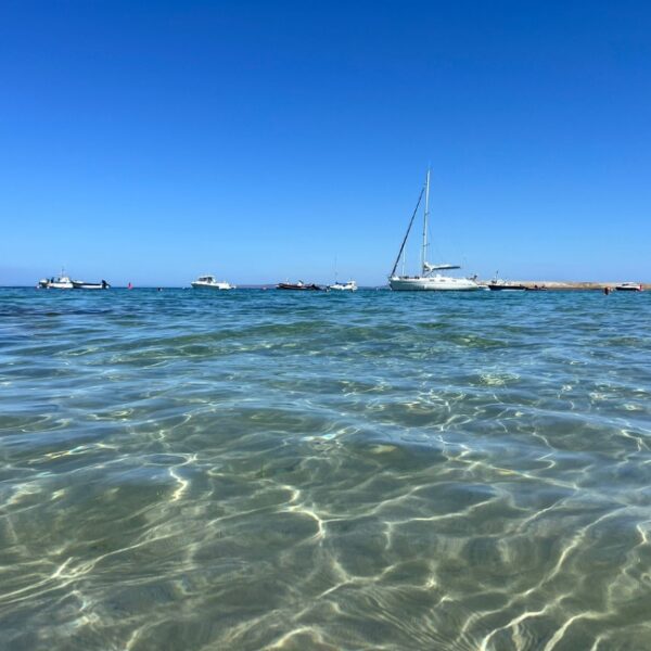 L'eau turquoise du Centre Nautique de Crozon Morgat à Crozon dans le Finistère