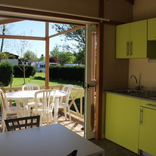 Cozinha equipada e terraço de uma casa móvel no Camping Le Casties em Haute Garonne nos Pirenéus na Occitânia em Casties-Labrande