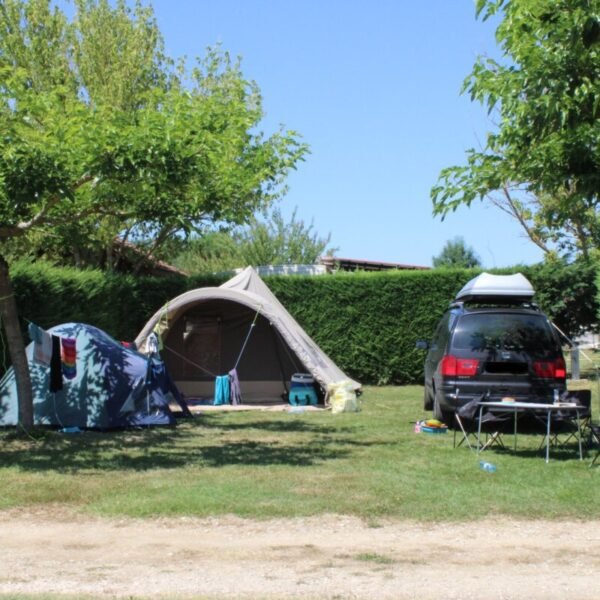 Zeltplatz auf dem Campingplatz Le Casties in der Haute Garonne in den Pyrenäen in Okzitanien in Casties-Labrande