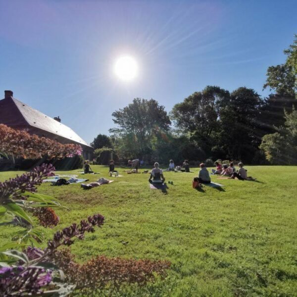 séance de méditation dans le jardin du Domaine des Célestins en Baie de Somme dans les Hauts de France à Bernay en Ponthieu