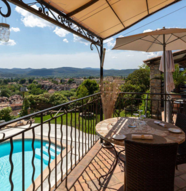 Extérieur Château d'Argens où les animaux sont bienvenus, Les Arcs dans le Var en Porvence-Alpes-Côte d'Azur