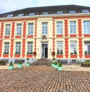 Extérieur de Château de Moulin-Le-Comte où les chiens sont acceptés à Aire-sur-la-Lys, dans le Pas-de-Calais, dans les Hauts-de France