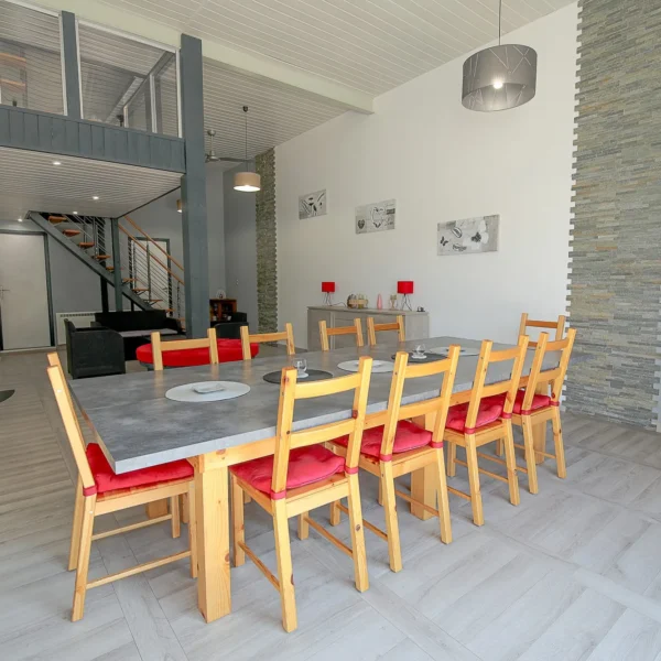 Grande Salle à Manger du Gîte Le Magnolia dans les Vosges à Puid en région Grand Est