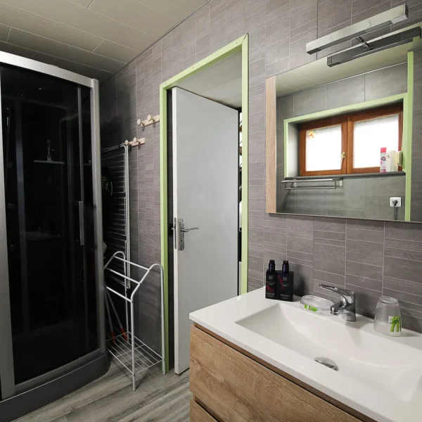 Salle de bain du Gîte Le Magnolia dans les Vosges à Puid en région Grand Est