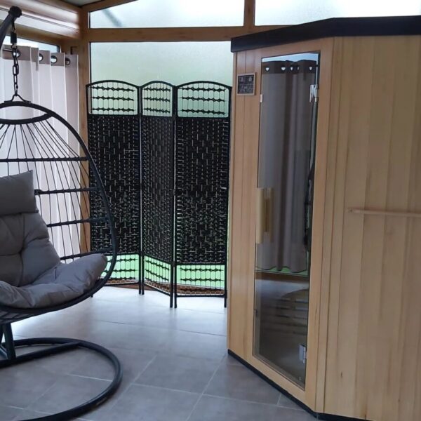 Terrasse couverte avec sauna au Gîte La Belle au Calme dans la Forêt d'Argonne dans la Meuse en Grand Est à Futeau