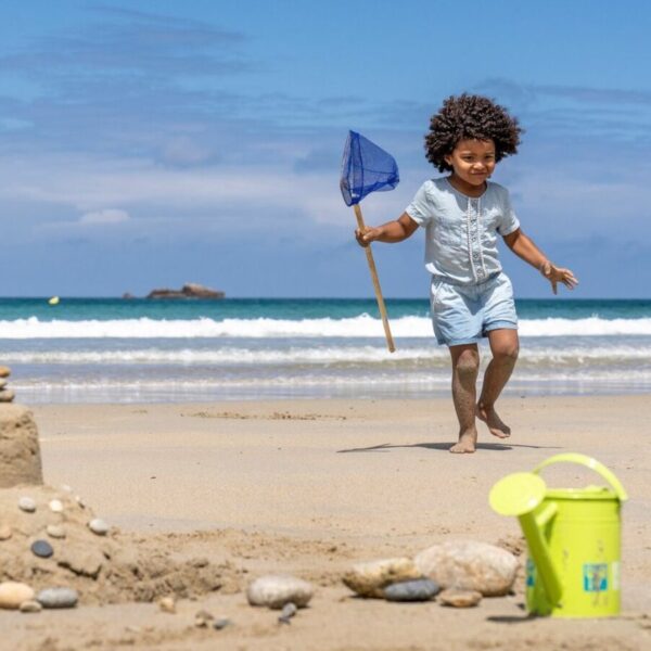 enfant sur la plage à plomeur devant le camping sandaya belle plage