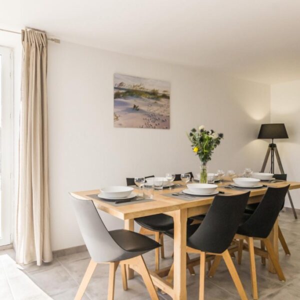 Table de salle à manger du Gîte La Nuit des Planeurs en Normandie à Carentan les Marais dans la Manche